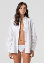 Camisa oversized com pedras brilhantes FRACOMINA - vista frontal camisa branca aberta aplicações brilhantes manga