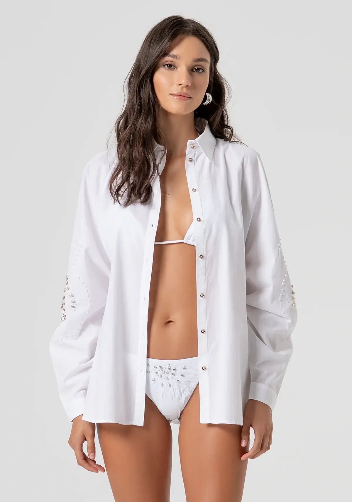 Camisa oversized com pedras brilhantes FRACOMINA - vista frontal camisa branca aberta aplicações brilhantes manga