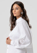 Camisa oversized com pedras brilhantes FRACOMINA - look lateral modelo camisa branca mangas aplicações bordadas