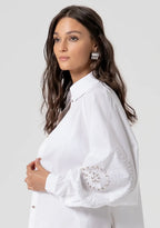 Camisa oversized com pedras brilhantes FRACOMINA - look lateral modelo camisa branca mangas aplicações bordadas