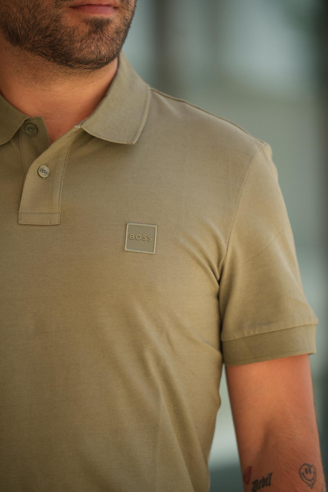Polo BOSS com emblema com logótipo