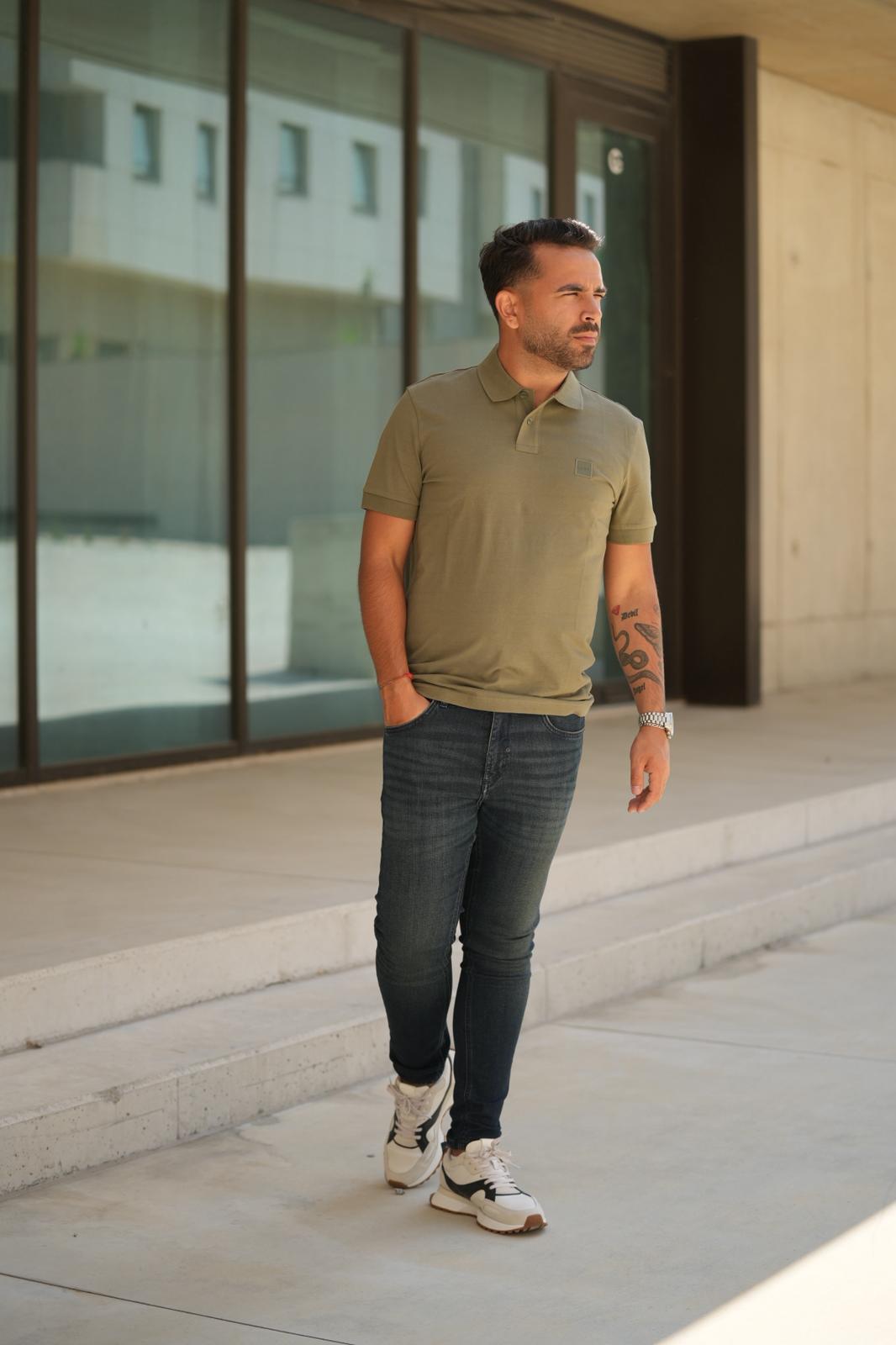 Polo BOSS com emblema com logótipo