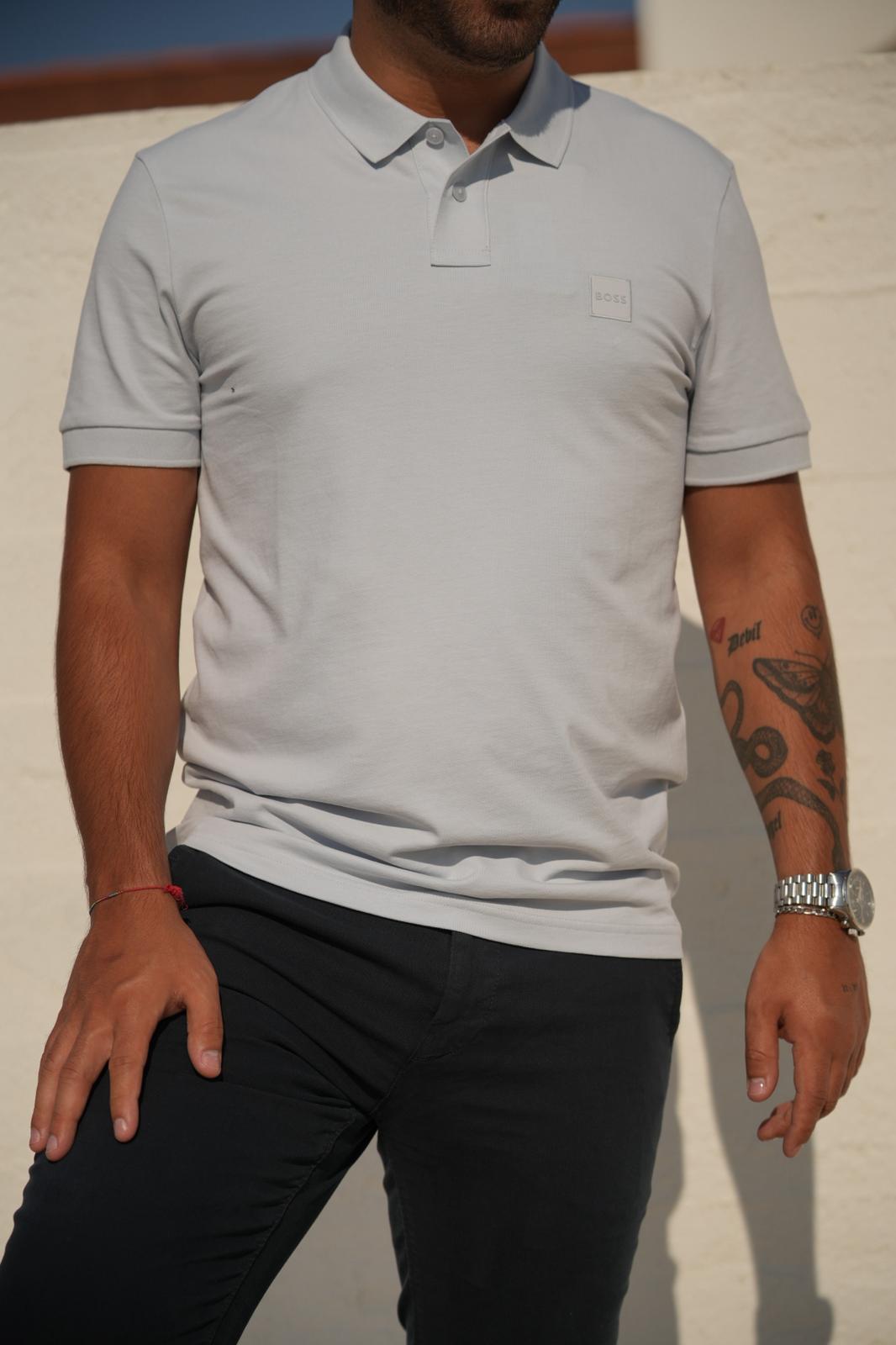 Polo BOSS com emblema com logótipo