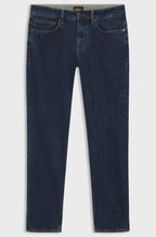 Jeans Delaware Bo BOSS para homem em ganga elástica azul-escura, com fecho de botão e fecho de correr, cinco bolsos e acabamento de elevada qualidade.