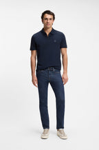 Jeans Delaware Bo para homem em ganga elástica azul-escura da BOSS, apresentadas num look casual elegante com ajuste moderno.