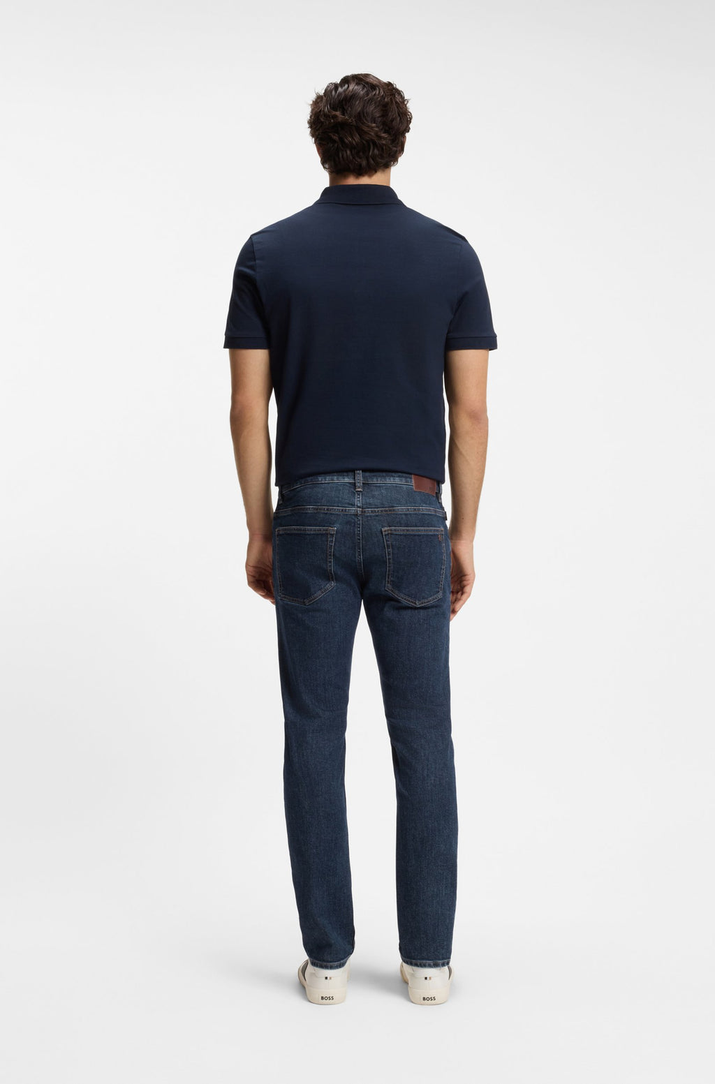 Vista traseira das jeans Delaware para homem em ganga elástica azul-escura, com corte moderno e design de cinco bolsos.