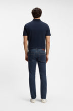 Vista traseira das jeans Delaware para homem em ganga elástica azul-escura, com corte moderno e design de cinco bolsos.