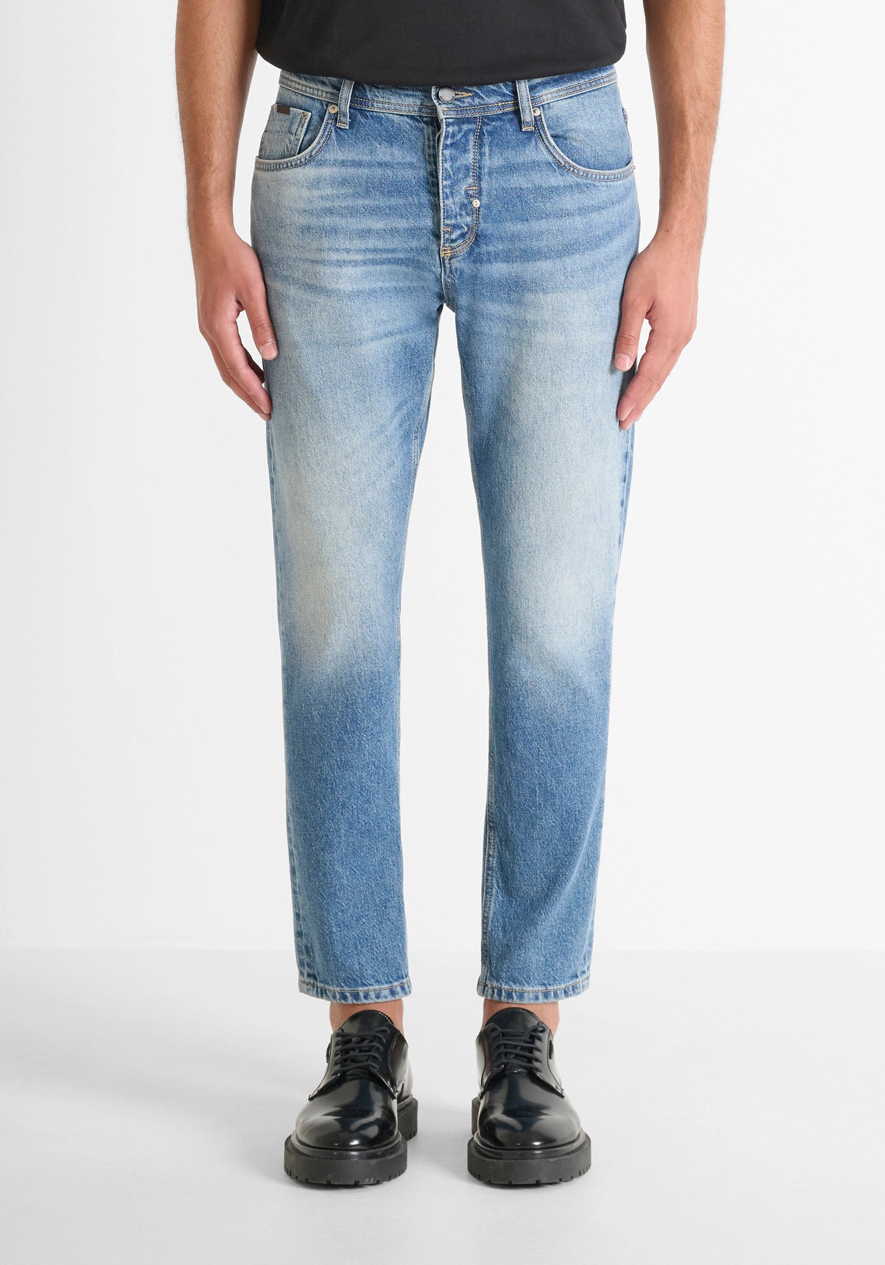 modelo com Jeans de ganga slim fit da marca Antony Morato