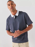 Vista frontal do polo para homem BOSS azul-escuro de manga curta, com gola branca em contraste, carcela de dpois botões, logótipo BOSS bordado no peito, acabamento canelado na cintura, tecido macio de elevada qualidade e corte regular para um visual casual elegante e contemporâneo.