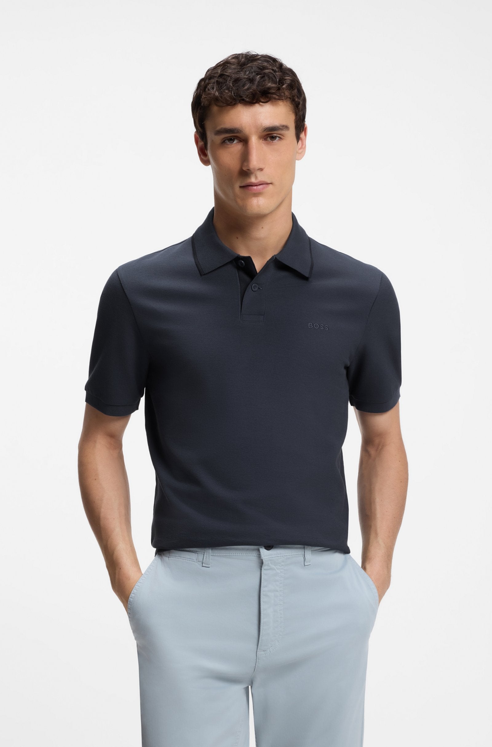 Vista frontal do polo Phoenix azul marinho para homem em algodão mercerizado com tecido piqué e logótipo bordado da BOSS. 