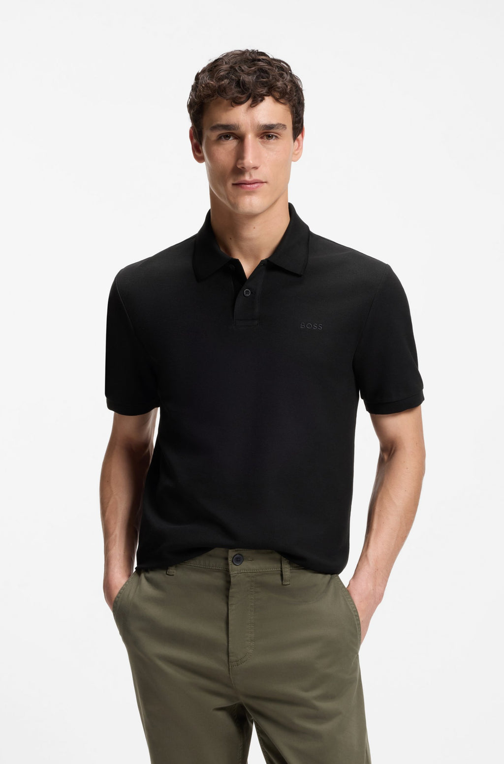 Vista frontal do polo Phoenix preto para homem em algodão mercerizado com tecido piqué e logótipo bordado da BOSS. 