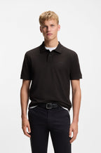 Polo Algodão Piqué com Logotipo Estampado BOSS - modelo com polo castanho