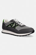 Sapatilha com logo Armani Exchange - vista lateral sapatilha cinzenta logo AX verde e preto