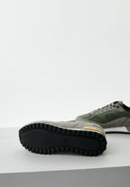 Detalhe da sola com piso em borracha das sapatilhas BOSS Parkour-L Runn Open Green para homem.