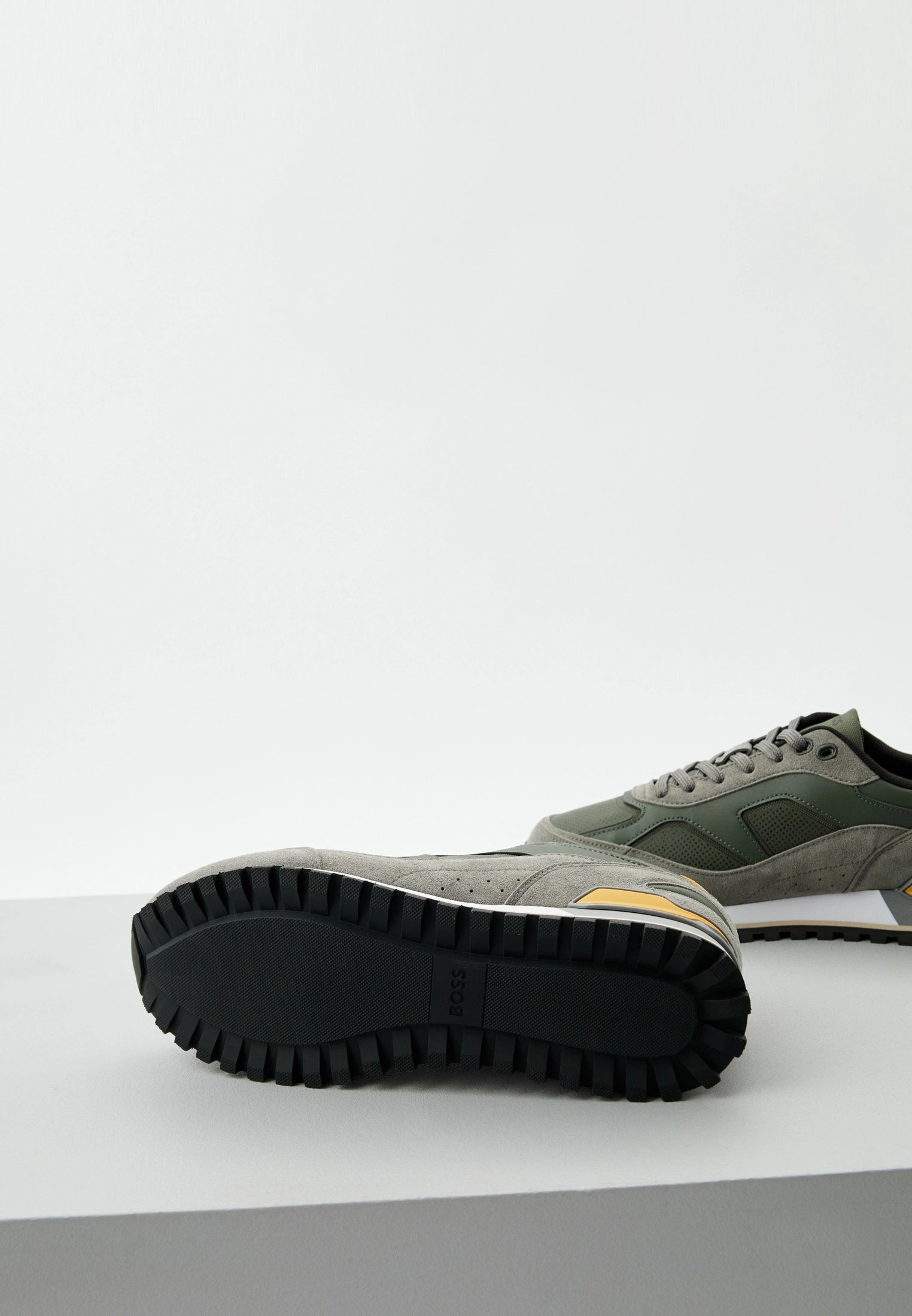 Detalhe da sola com piso em borracha das sapatilhas BOSS Parkour-L Runn Open Green para homem.