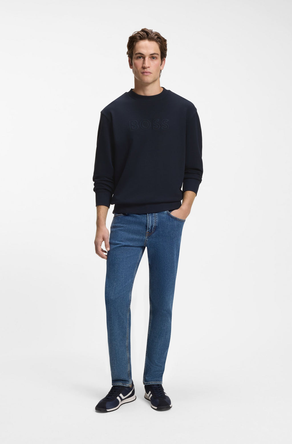Sweatshirt BOSS azul-marinho para homem com logótipo em relevo, combinada com jeans num look casual elegante.