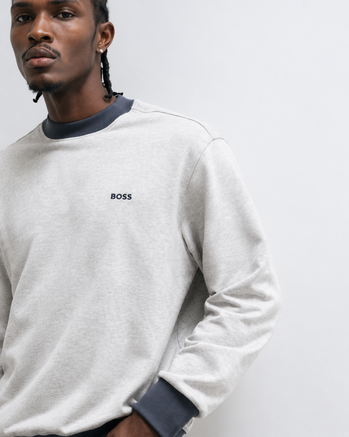 Detalhes da sweatshirt BOSS cinza para homem com logótipo BOSS bordado no peito e detalhes contrastantes na gola e nos punhos.