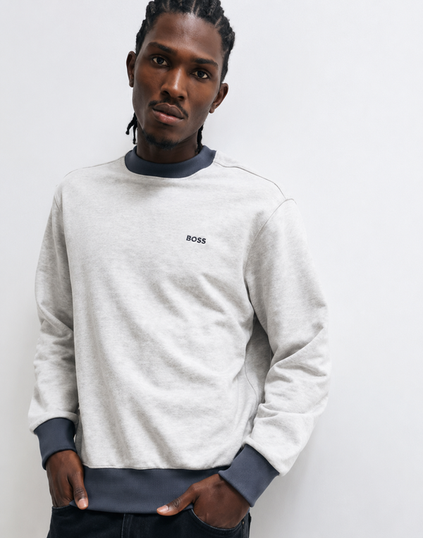 Sweatshirt BOSS cinzento para homem com detalhes contrastantes na gola, punhos e barra, e logótipo BOSS bordado no peito.