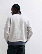 Vista traseira da sweatshirt BOSS cinzento para homem, com acabamento premium e detalhes contrastantes na gola, punhos e barra.