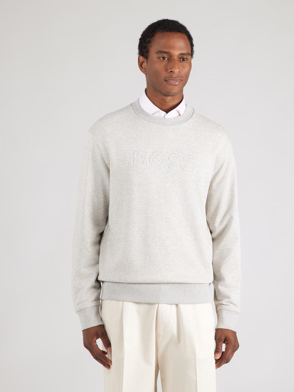 Sweatshirt BOSS homem cinzento Relaxed Fit em algodão premium com logótipo BOSS bordado em relevo no peito.