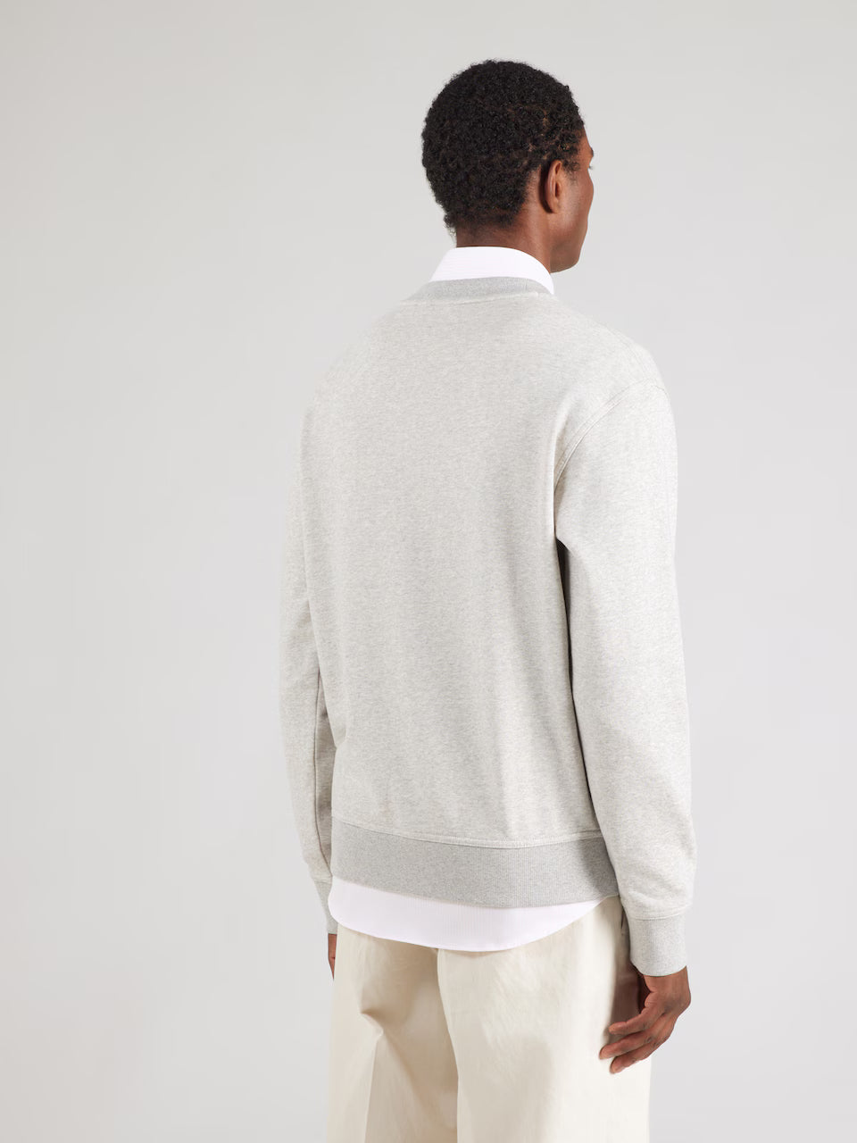 Vista traseira da sweatshirt BOSS cinzento para homem com corte relaxed fit em algodão premium.
