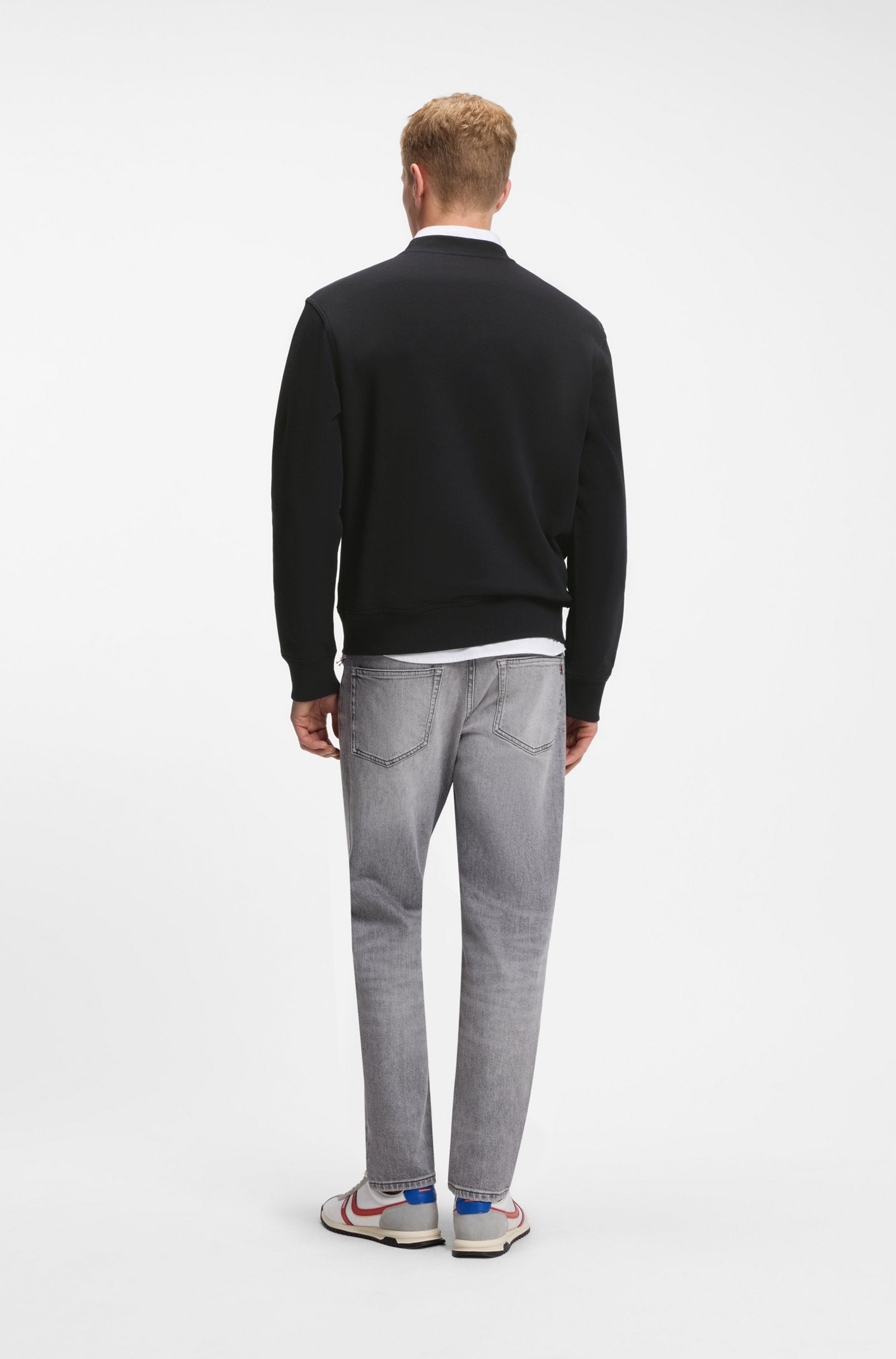 Vista traseira da sweatshirt BOSS preto para homem com corte relaxed fit em algodão premium.
