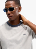 Detalhe da t-shirt cinza claro para homem da Boss com logótipo bordado no peito e gola redonda em contraste. 