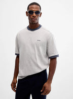 Vista frontal da t-shirt cinza claro da Boss para homem em algodão, manga curta, gola redonda com detalhes em contraste e logótipo bordado no peito. 