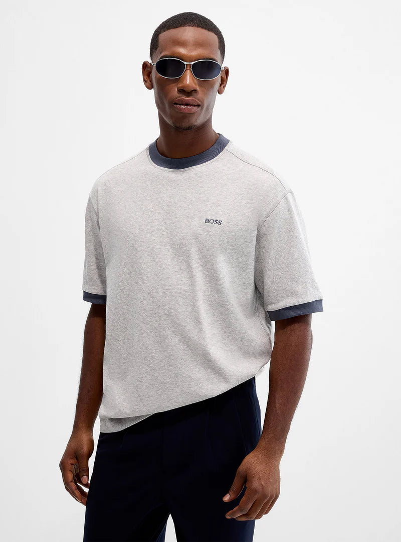 Vista frontal da t-shirt cinza claro da Boss para homem em algodão, manga curta, gola redonda com detalhes em contraste e logótipo bordado no peito. 