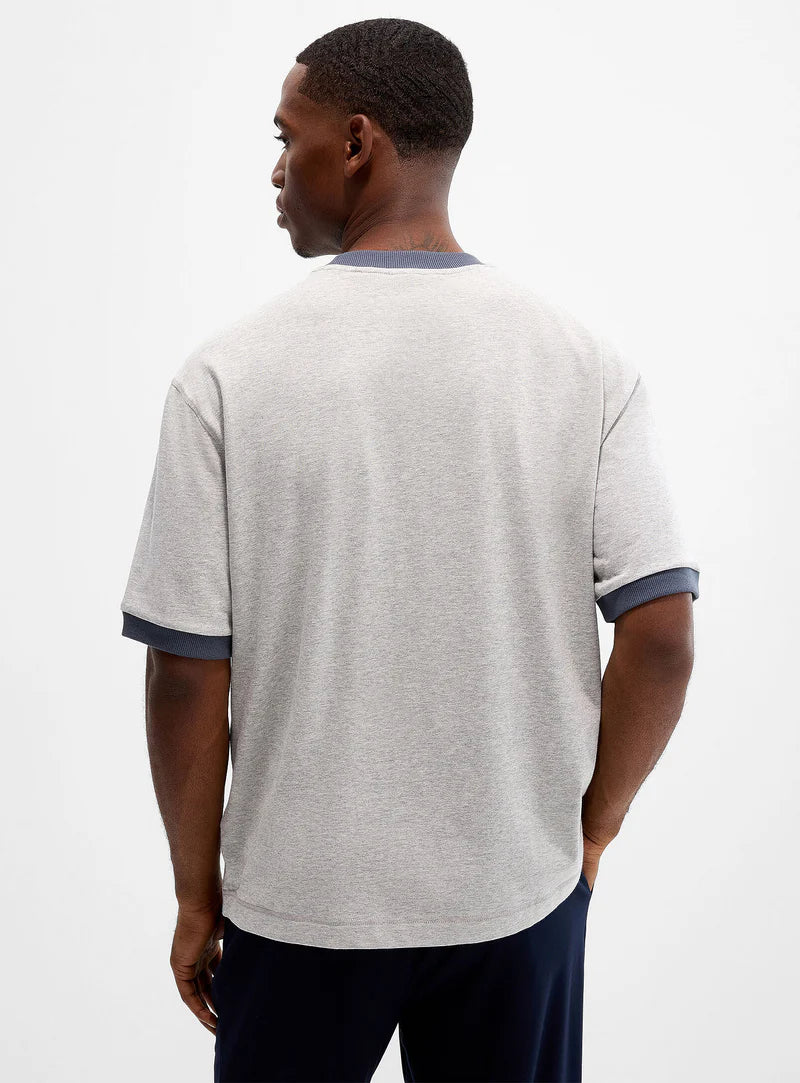 Vista traseira da t-shirt cinza claro para homem da Boss com gola redonda em contraste e corte regular. 