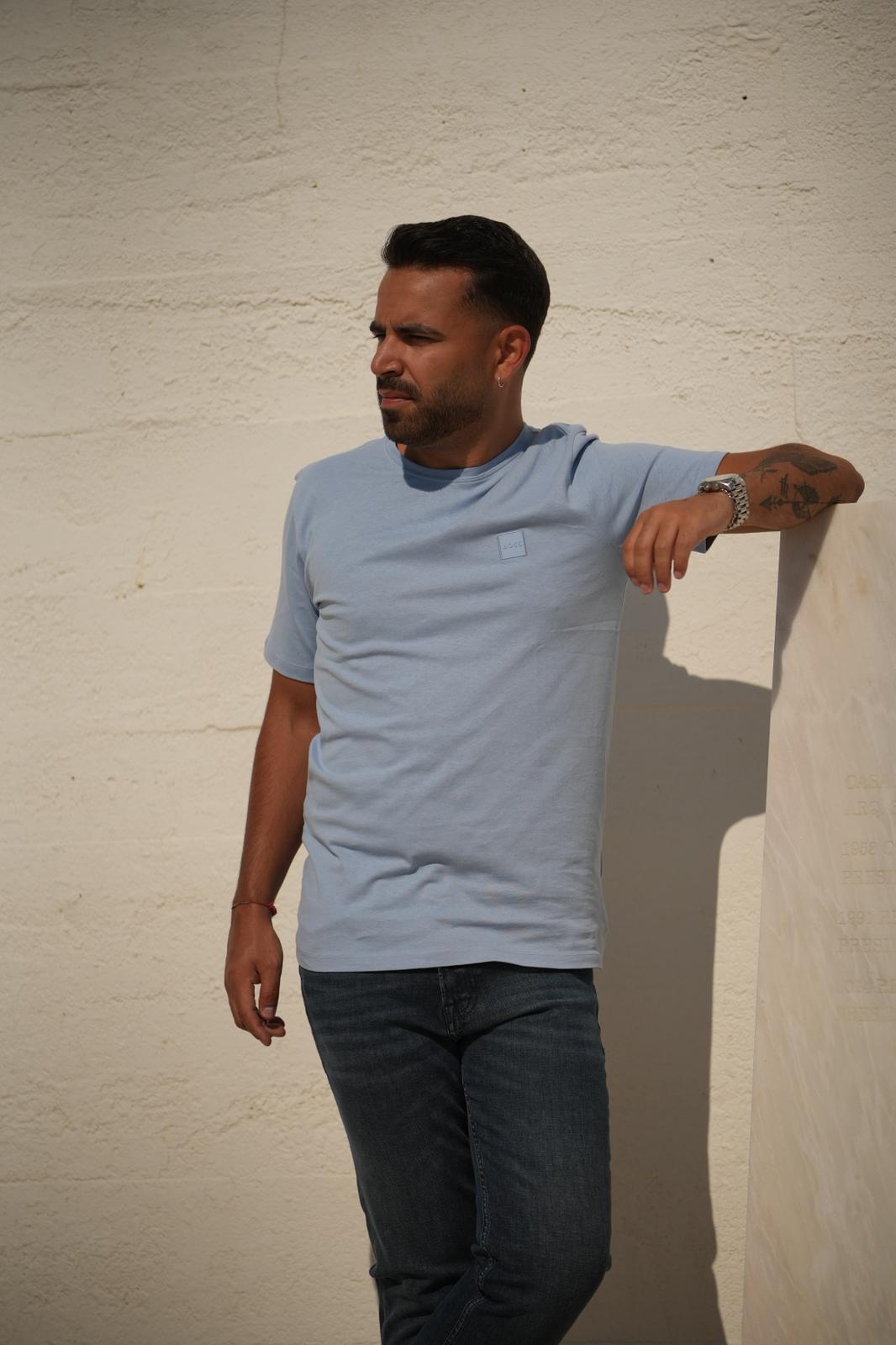 Modelo com T-shirt da marca Boss em azul claro