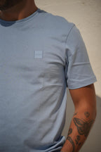 Detalhe da t-shirt Boss em azul claro