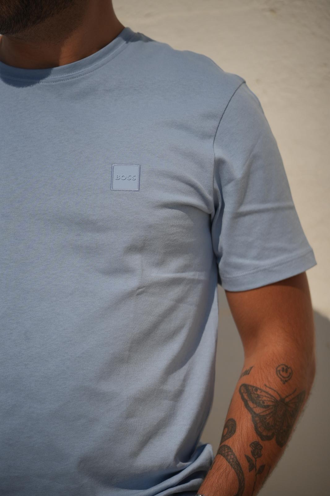 Detalhe da t-shirt Boss em azul claro