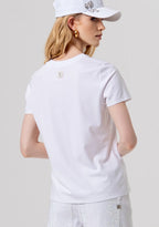 modelo com t-shirt da marca fracomina, vista costas