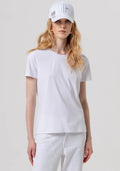modelo com T-shirt básica FRACOMINA