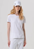 modelo com T-shirt básica FRACOMINA