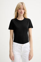 modelo com T-shirt básica FRACOMINA em preto