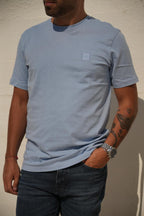 Modelo com t-shirt boss em azul claro, logo na frente