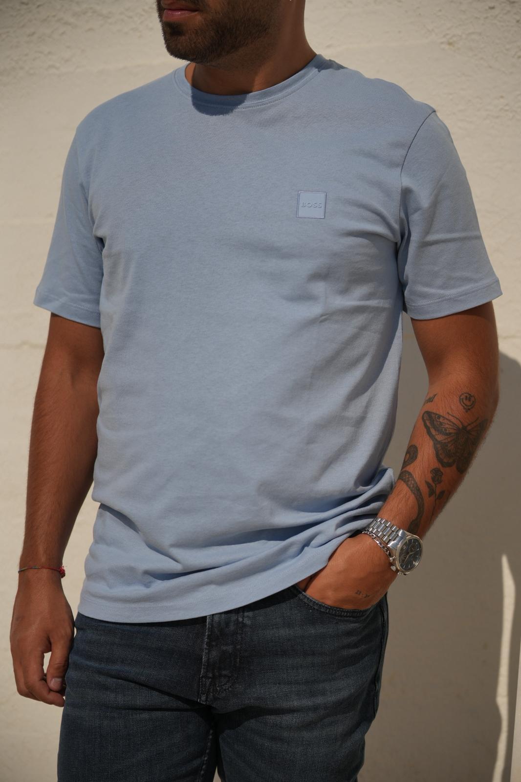 Modelo com t-shirt boss em azul claro, logo na frente