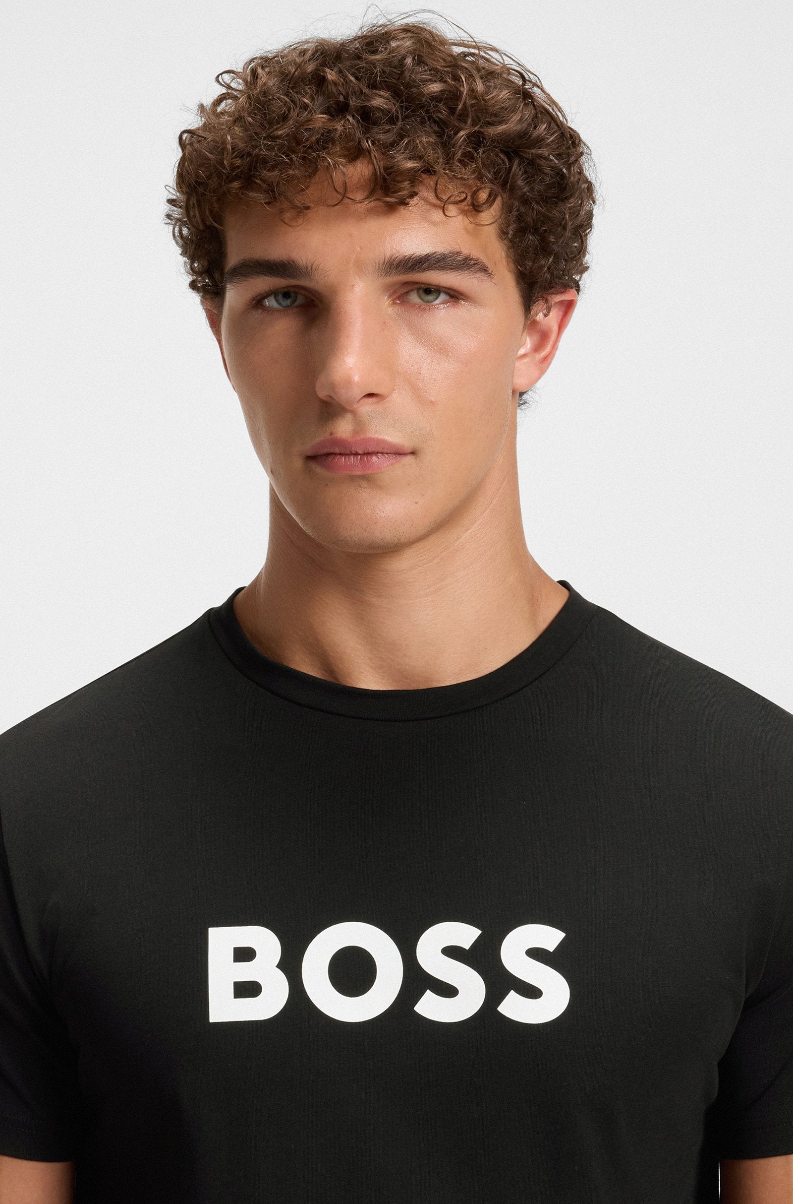 detalhe da t-shirt com logo grande da boss em preto e branco