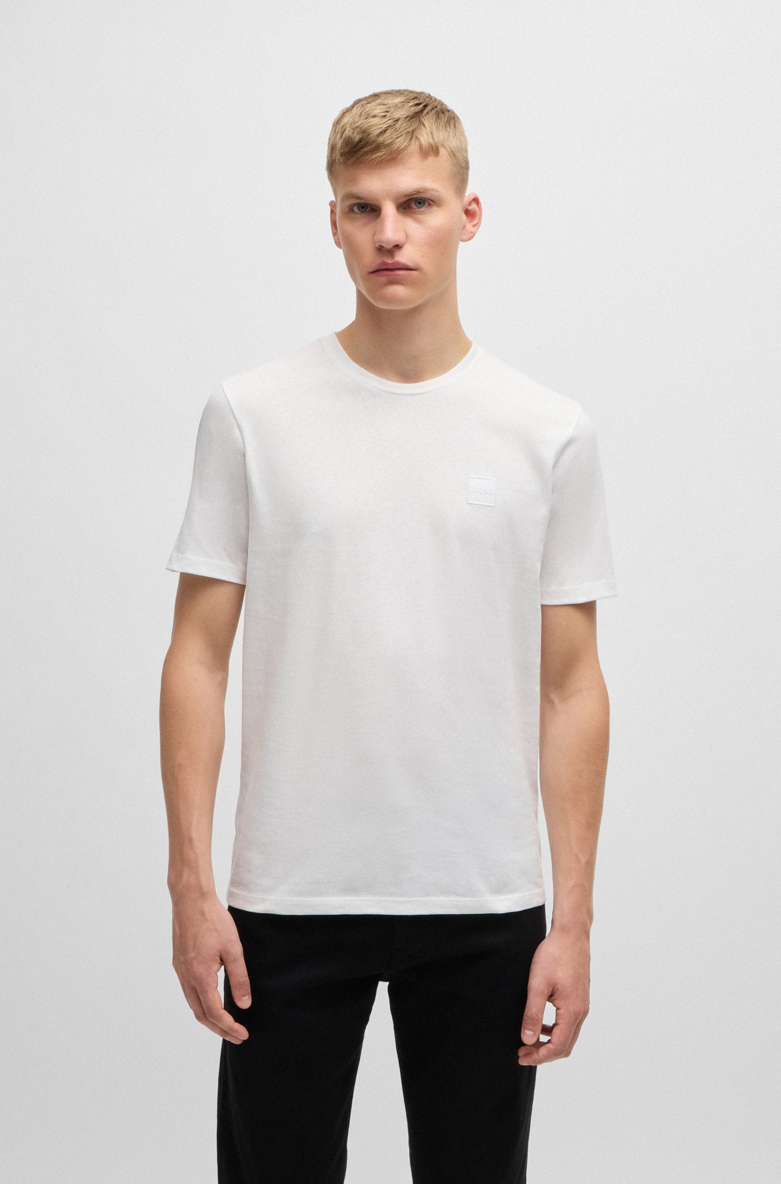 t-shirt branca da marca boss, com logotipo na frente