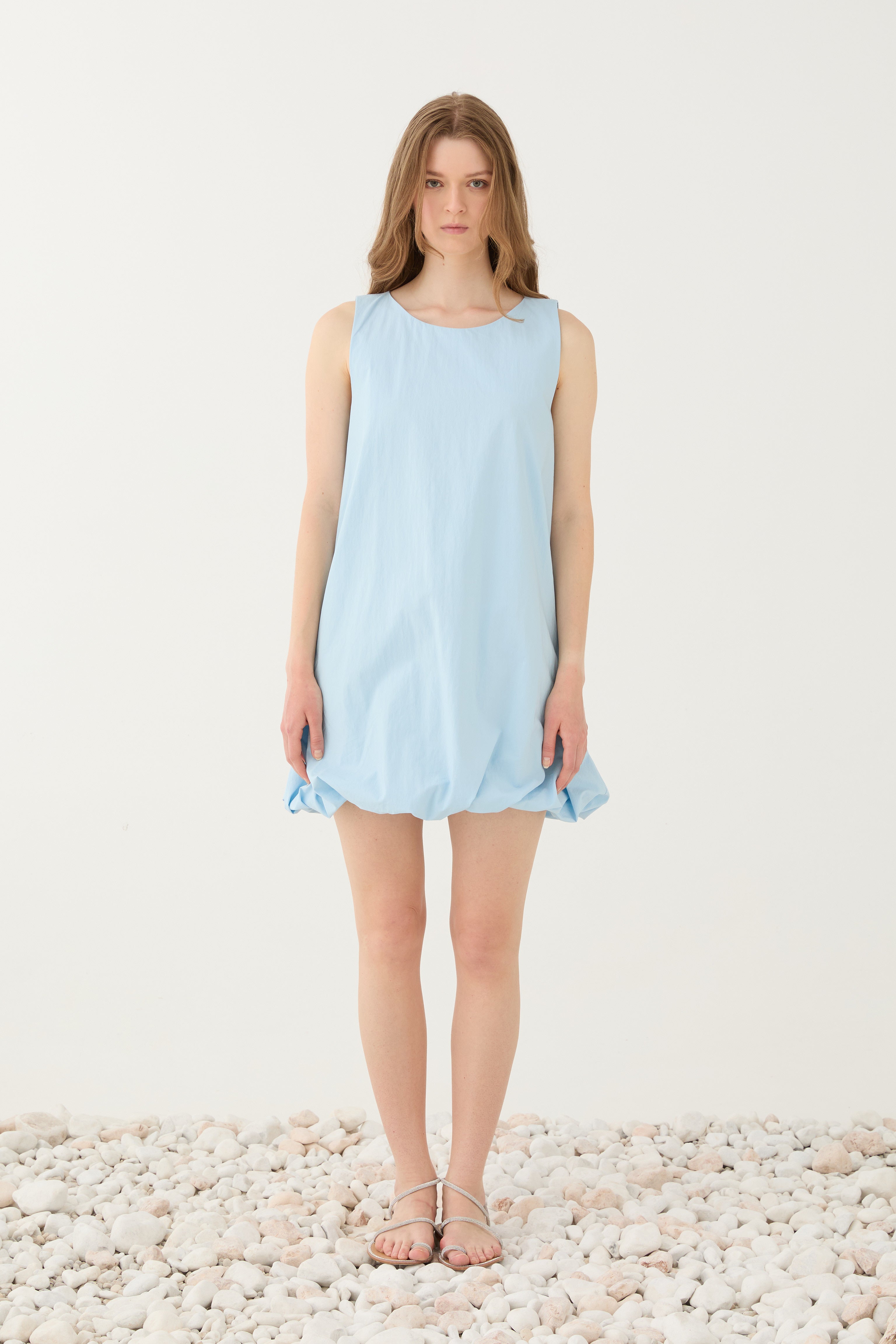 Modelo vestida com Vestido Curto Balão Alças Finas ELEH azul claro - vista frente