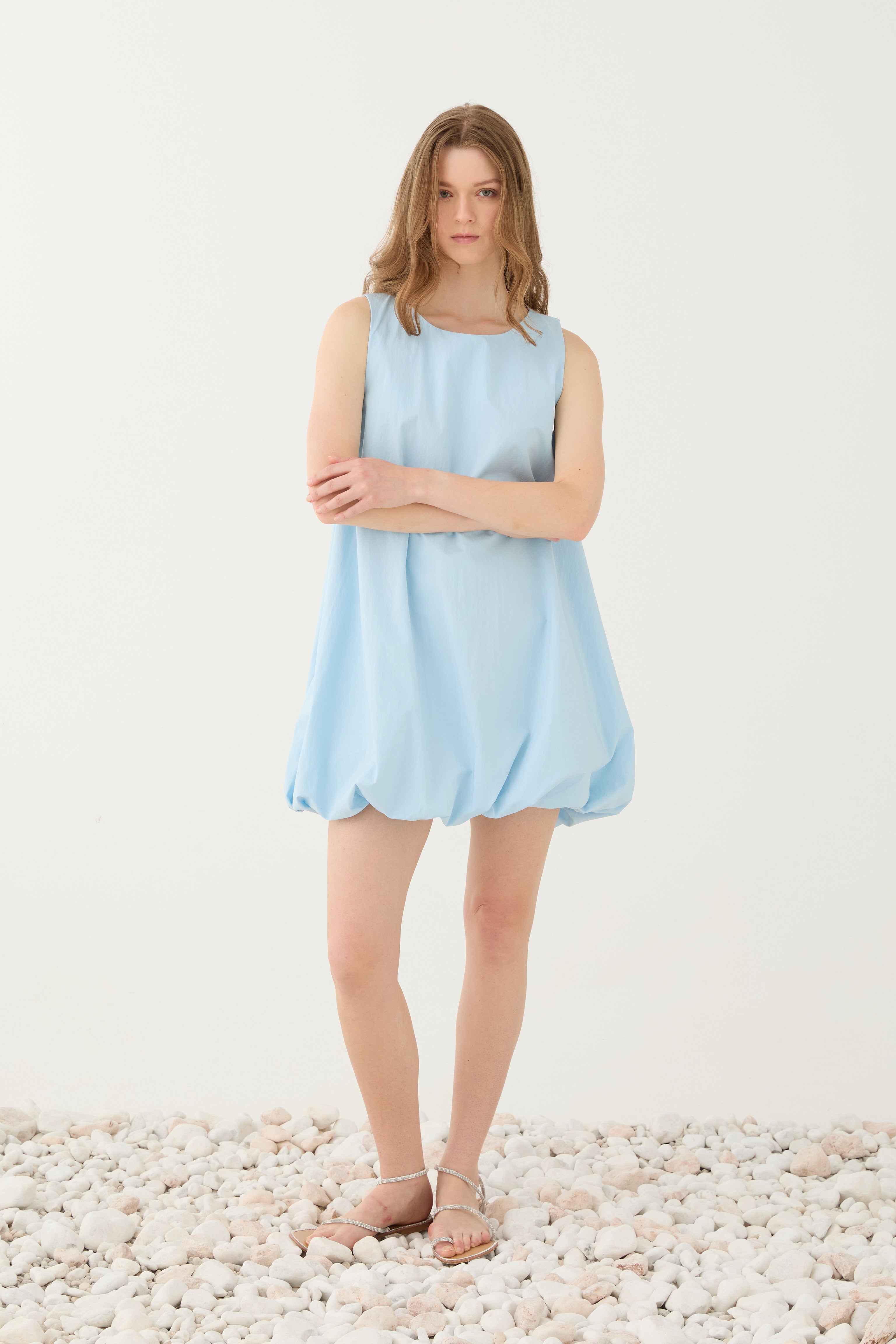 modelo com vestido Curto Balão Alças Finas ELEH em azul claro