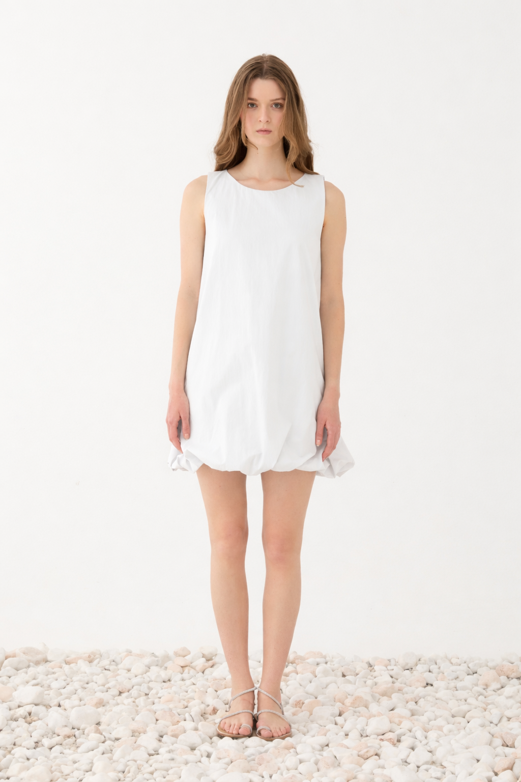 Modelo com vestido Curto Balão Alças Finas ELEH - branco