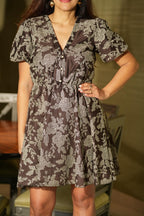 Vestido curto com estampa floral Fracomina