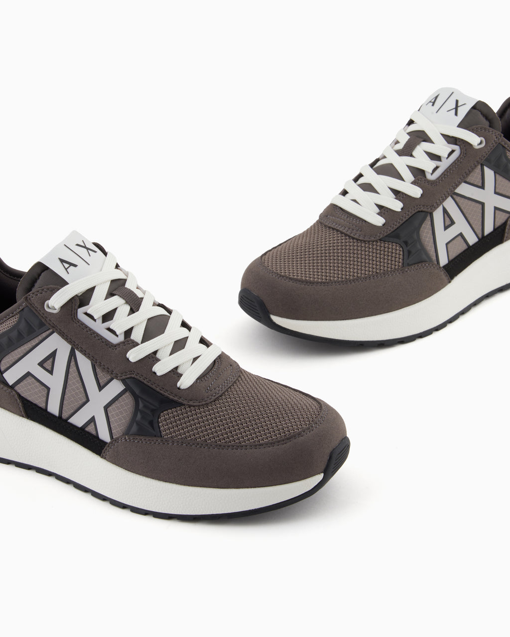 Sapatilha com detalhes contrastantes Armani Exchange