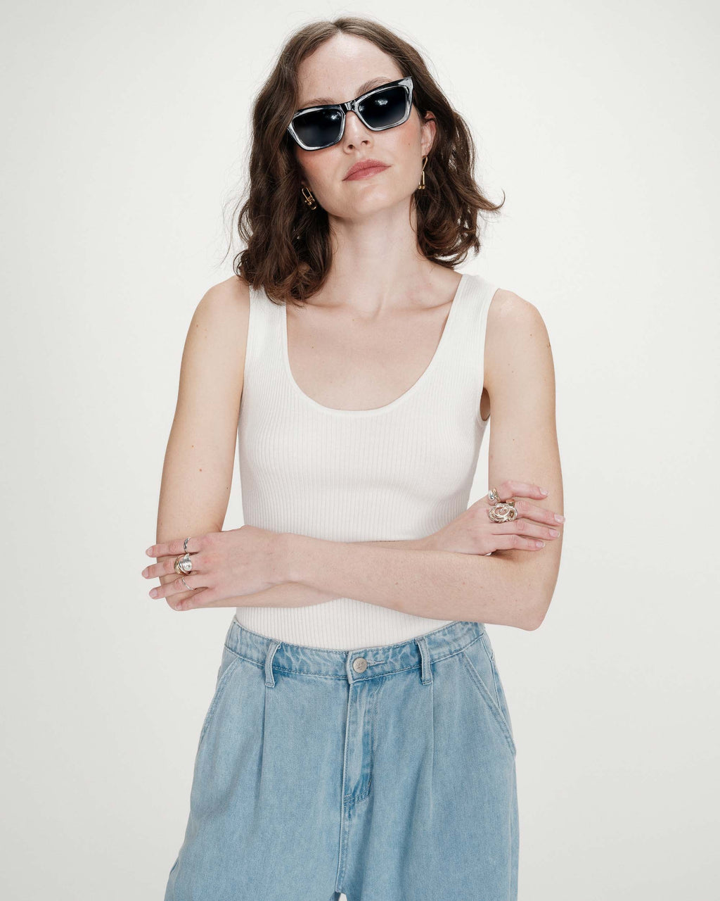 modelo vestida com body "VELMONDO" em malha canelada da marca  GRACE & MILA