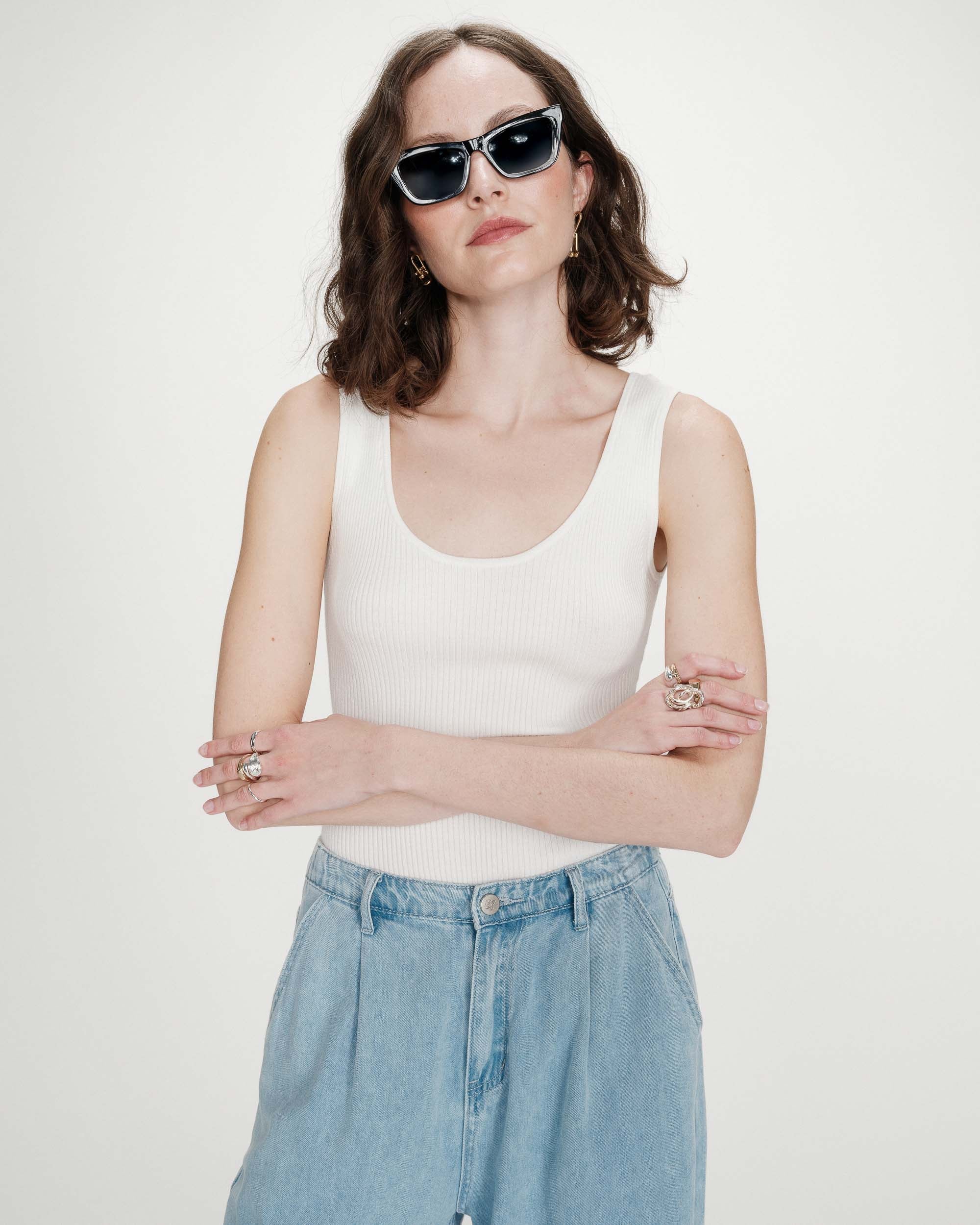modelo vestida com body "VELMONDO" em malha canelada da marca  GRACE & MILA