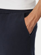 Pormenor do bolso das calças BOSS Regular Fit azul-marinho para homem em algodão elástico de elevada qualidade
