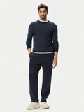 Modelo com calças BOSS Regular Fit azul-marinho para homem em algodão elástico, combinadas num look casual elegante.